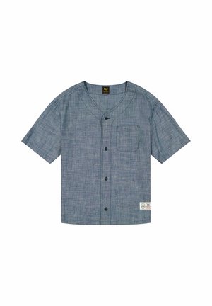 Sininen, lyhythihainen napillinen paita V-kaula-aukolla, teksturoidulla kankaalla, yksittäisellä rintataskulla ja helman etikettillä.