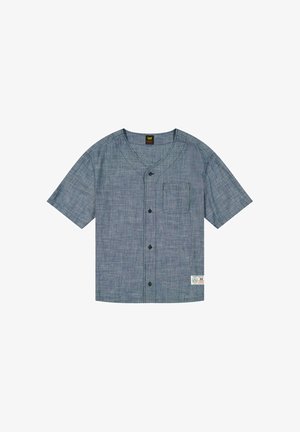 Camicia blu a maniche corte con bottoni, scollo a V, tessuto strutturato, taschino singolo sul petto e etichetta sull'orlo.