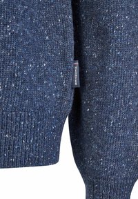 Blauer Pullover aus Strick mit gesprenkelten weißen Akzenten. Verfügt über gerippte Bündchen und Saum. Markentag seitlich sichtbar.