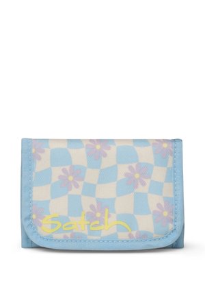 Kleine Stoffbörse mit blauen Rändern, Schachbrettmuster, lila Blumen und gelbem "Satch"-Logo auf der vorderen Klappe.