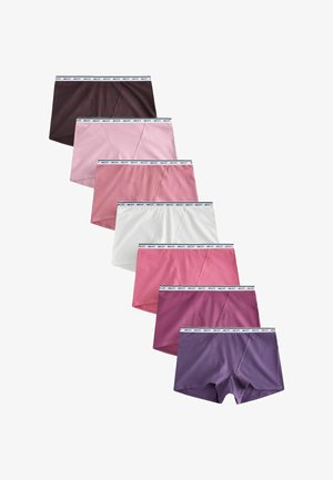Syv par dameboksershorts i brun, lyserød, støvet rose, hvid, pink, mauve og lilla, hver med en hvid linning mærket "NEXT."