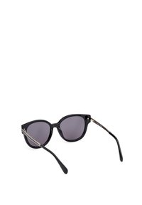 Gafas de sol de ojo de gato negras con lentes oscuros, montura de plástico brillante y acentos metálicos delgados en las patillas.