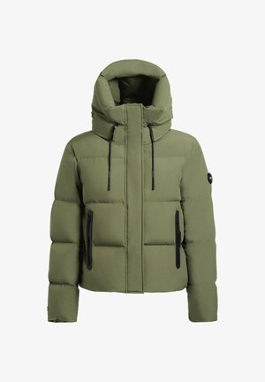 Oliwkowa kurtka puchowa z wysokim kołnierzem, zapinana na zamek z przodu oraz dwoma kieszeniami bocznymi zapinanymi na zamek. Gładka tekstura, z kontrastowymi czarnymi elementami.