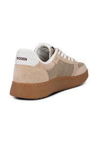 Sneakers med överdel i beige mocka och mesh, vita detaljer och brun gummisula. Har 'WODEN'-logotyp på hälen. Texturerade designinslag.