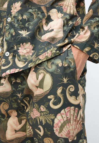 Cămașă cu mânecă scurtă și pantaloni asortați dintr-un material închis, având un imprimeu detaliat cu figuri mitologice, flori și elemente marine în culori delicate.