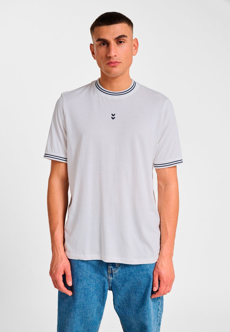 Short-sleeve white t-shirt in soft fabric, featuring a contrasting navy ribbed collar and sleeve cuffs, with a small dark logo on the chest.