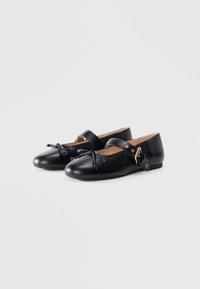 Zwarte leren platte schoenen met een ronde neus, een strikdetail aan de voorkant en een enkelbandje met een gouden gespaccent. Glad oppervlak.
