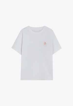 T-shirt bianca a maniche corte con scollo rotondo e piccolo logo arancione di teschio e ossa incrociate sul petto a sinistra.