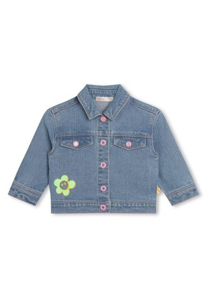 Veste en jean avec des coutures roses, cinq boutons, deux poches, et un patch en forme de fleur verte avec un visage souriant sur le côté gauche.