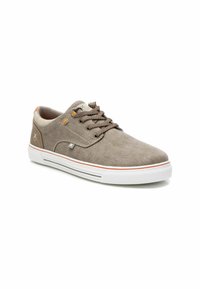 Zapatillas de lona grises con suelas de goma blanca, cordones marrones y acentos naranjas. Punta redondeada y detalle de costura en contraste.