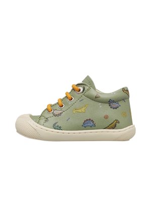 Sneaker verde per bambino piccolo con lacci arancioni, motivi di dinosauri e suola in gomma bianca con punta testurizzata.