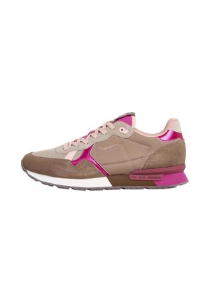Jasnobrązowy i różowy sneaker z panelami z zamszu i siateczki, sznurowadłami i markowymi detalami po boku i na pięcie, pokazany od zewnętrznej strony.