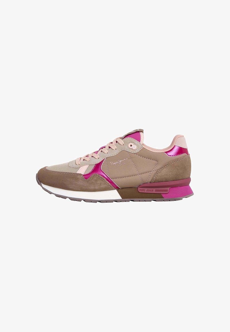 Baskets marron clair et rose avec des panneaux en suède et en mesh, des lacets et un détail de marque sur le côté et le talon, visibles de l'extérieur.
