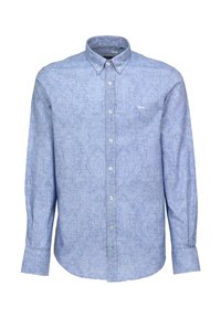 Camisa de manga larga de color azul claro con cuello tipo polo. Presenta un patrón sutil y un pequeño logo en el pecho. Está hecha de una tela de textura suave.