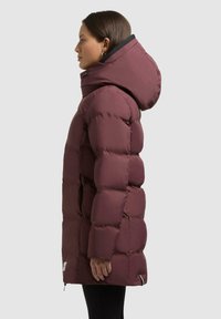 Giacca puffer borgogna con cappuccio, caratterizzata da un design trapuntato, tessuto testurizzato e una cerniera all'orlo.