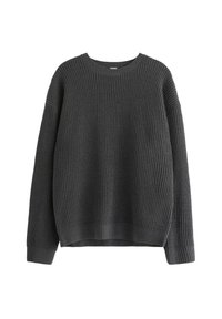 Ciemnoszara dziergana sweter o prążkowanej teksturze, szerokim dekolcie w łódkę i opadających ramionach zapewniających luźny krój. Brak widocznych elementów metalowych.