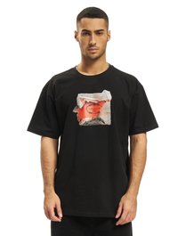 Sort bomulds T-shirt med et revet papir grafisk design i rød. Korte ærmer og rund hals, afslappet pasform.