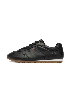 Czarny niski skórzany sneaker z czarnymi sznurowadłami, teksturowaną cholewką, małym złotym logo marki, białą środkową podeszwą i jasnobrązową gumową podeszwą zewnętrzną.