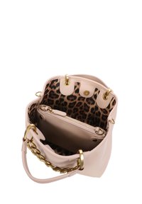 Borsa a mano in pelle beige con hardware dorato, accentata da una catena e un interno con stampa leopardata. Presenta una tasca con zip e un compartimento aperto.