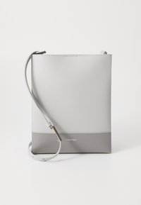 Grå lær crossbody-veske med glatt tekstur, minimalistisk design, justerbar stropp og en subtil logo nederst.