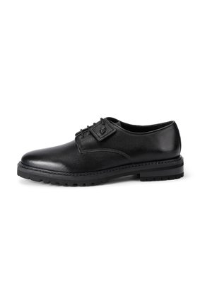 - Biznesowe buty sznurowane