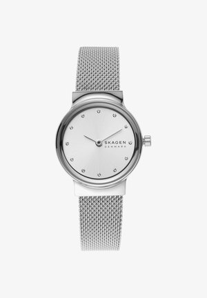 Srebrna Skagen Denmark ročna ura z minimalističnim belim številčnico, kristalnimi oznakami za ure, vitkimi kazalci in mrežnim paščkom iz nerjavečega jekla.