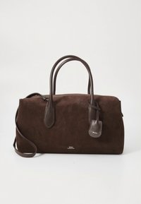 Brun mockaväska med två runda handtag, ett avtagbart axelband och en liten läderetikett. Har en mjuk och len textur samt minimal märkning.