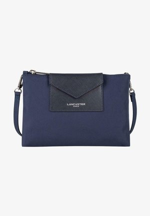 Sac en tissu bleu marine avec un rabat texturé bleu foncé. Équipé d'une fermeture éclaire argentée et du logo "Lancaster Paris" à l'avant. Comprend une bandoulière.