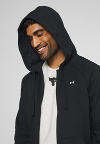 Under Armour RIVAL HOODIE - Sweatjakke - black/onyx white