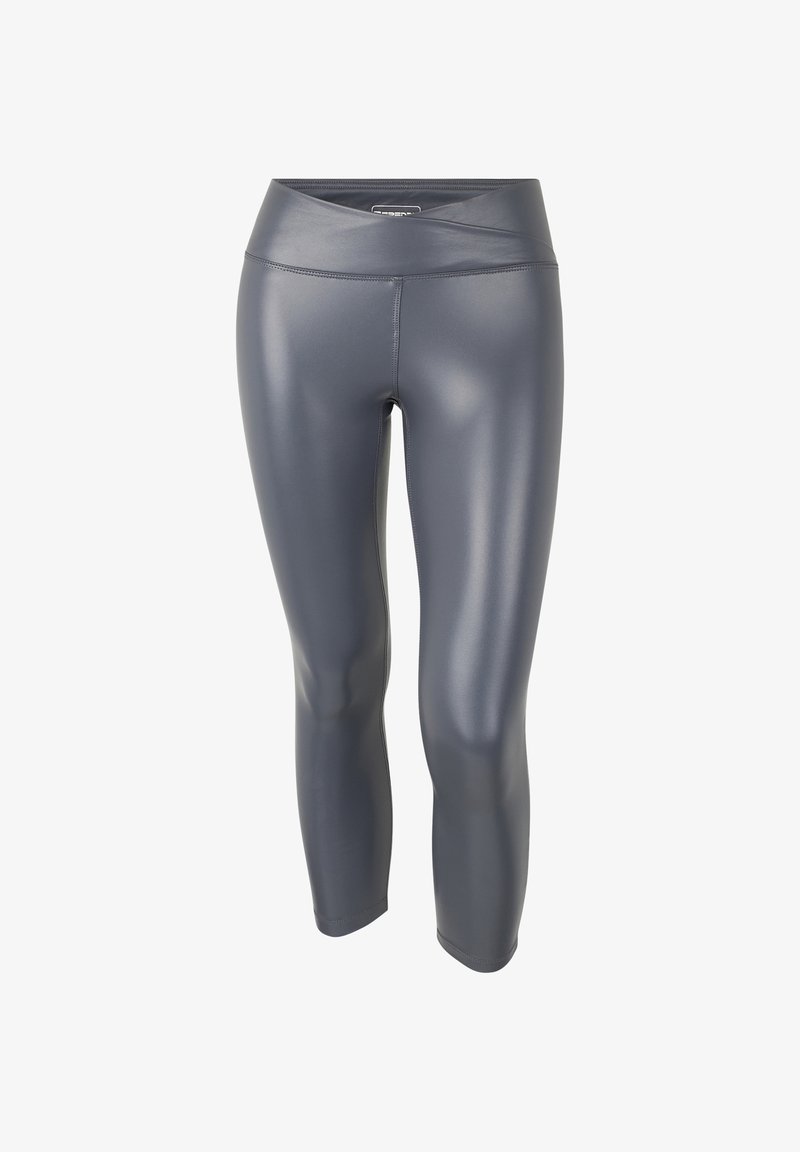 Leggings grises de talle alto hechos de material brillante y elástico. Presentan una textura suave y un diseño ajustado que se estrecha en los tobillos.