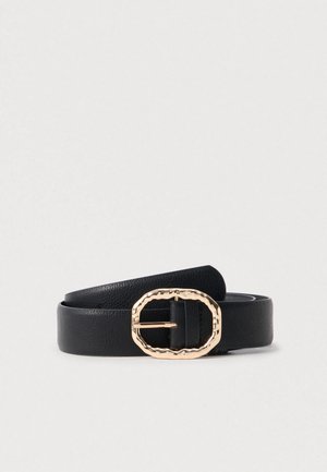 Ceinture en cuir noir avec une surface texturée et une boucle ronde dorée avec un design à bord ondulé.