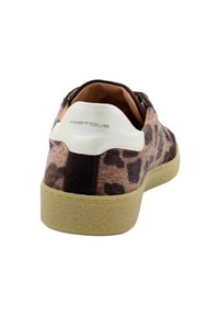 Sneakers w animal print w miękkiego materiału z kremowymi akcentami, z fakturowaną gumową podeszwą i wyraźnym uchwytem pięty oznaczonym napisem "AMBITIOUS."