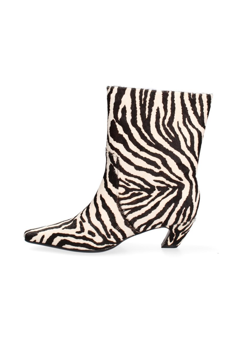 Stivaletto alla caviglia con motivo a strisce zebrate in bianco e nero. Realizzato in materiale testurizzato, con punta affusolata e tacco basso e curvo.