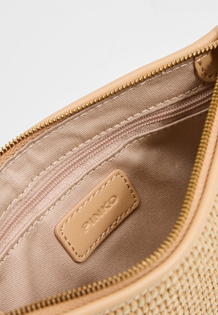 Beige gewebte Stofftasche mit einem glatten, tannfarbenen Innenfutter, einer Reißverschlusstasche und einem geprägten Label. Verfügt über abgestimmte Reißverschlussbeschläge.