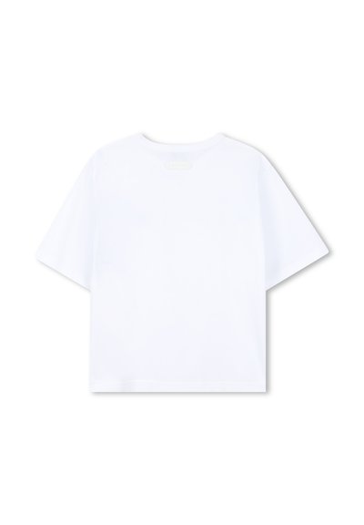 T-shirt blanc à manches courtes avec un col rond et une étiquette texturée à l'arrière, présentant une coupe ample et une texture de tissu lisse.