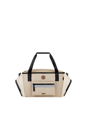 Sac de sport rectangulaire beige avec poignées noires, poche zippée à l'avant et écusson circulaire avec logo sur fond blanc.