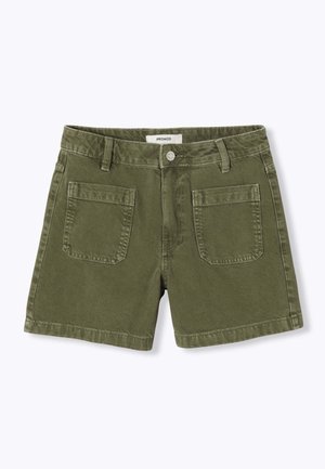 Shorts décontractés vert olive avec poches plaquées devant, passants pour ceinture, fermeture à boutons et coutures visibles sur fond blanc.