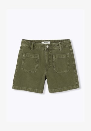 Shorts décontractés vert olive avec poches plaquées devant, passants pour ceinture, fermeture à boutons et coutures visibles sur fond blanc.