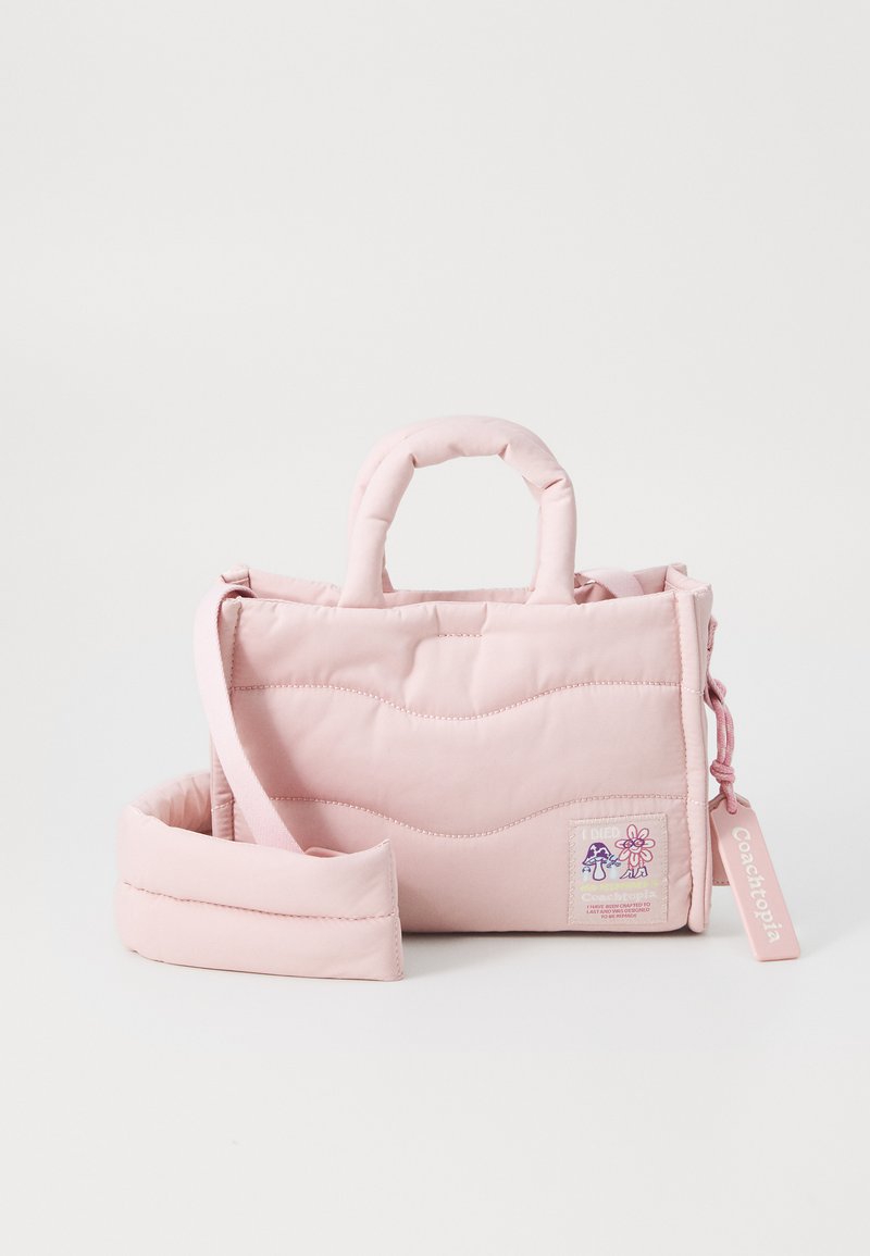 Sac matelassé rose avec doubles poignées, bandoulière ajustable et étiquette extérieure. Présente un design floral coloré et une texture douce.