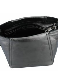Schwarze Lederhandtasche mit elegantem Design und glatter Textur. Verfügt über einen Reißverschluss und ein Innenfach. Sichtbares, gestempeltes Markenlogo.