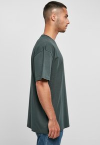 9N1M SENSE TENNIS CLUB BADGE - Apdrukāts T-krekls - bottlegreen