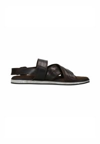 Bruine leren sandalen met gekruiste banden, een gevoerd voetbed en een witte rubberen zool, met een gladde textuur en een minimalistisch ontwerp.