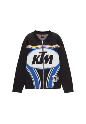 Cardigan nero a maglia con zip, caratterizzato da un prominente logo KTM, strisce blu e arancioni, e una toppa circolare sull'orlo.