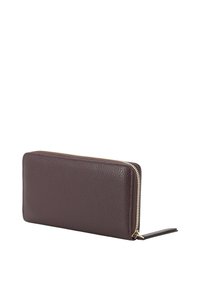 Portefeuille en cuir brun avec une surface texturée, fermeture zippée et accents en ton doré, arborant un design rectangulaire élégant.