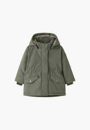 Tume roheline isoleeritud jope kapuutsiga, fliisvoodriga, esi-taskutega, elastse vöökohaga ja nööbikinnisega. Sile, veekindel välimus.