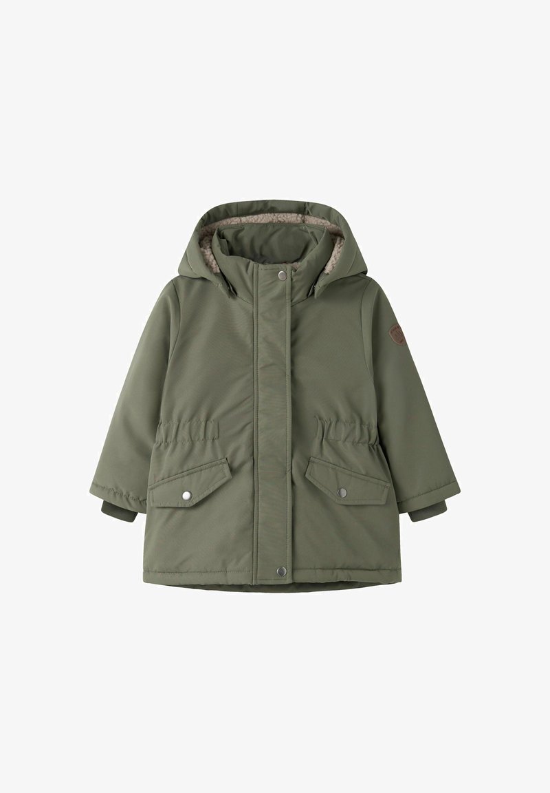 Giacca isolante verde oliva con cappuccio, fodera in pile, tasche frontali, vita elastica e chiusure a scatto. Esterno liscio e resistente all'acqua.