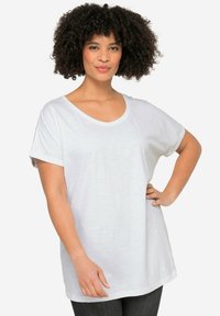 Witte t-shirt met korte mouwen en een brede halslijn, gemaakt van lichte stof. Heeft een ontspannen pasvorm en opgerolde mouwboorden.