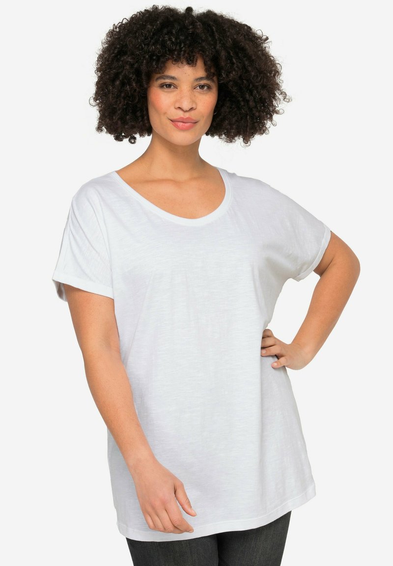 Witte t-shirt met korte mouwen en een brede halslijn, gemaakt van lichte stof. Heeft een ontspannen pasvorm en opgerolde mouwboorden.