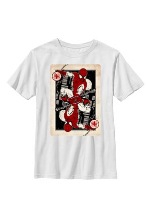 Hvid T-shirt med et spillekortdesign af Spider-Man i rød og hvid dragt, der svinger i spindelvæv mod en sort bysilhuet i baggrunden.