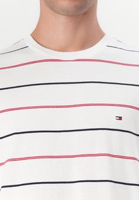 Tommy Hilfiger SEASONAL FIT STRIPE TEE - Marškinėliai su spaudiniu - ecru